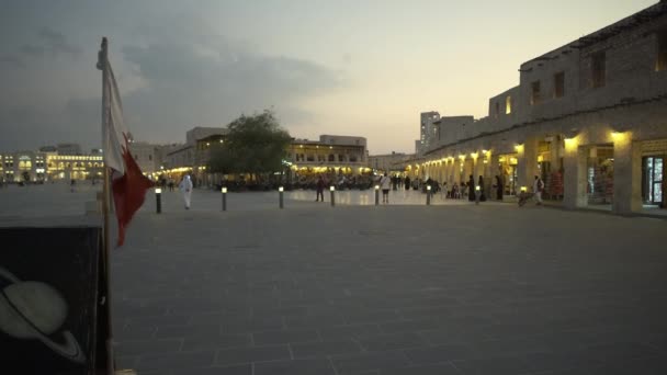 Souq Waqif Doha Katar főutcájában közeledik és alkonyatkor lövöldözik a helyiekkel és a látogatókkal az utcán.  - Felvétel, videó