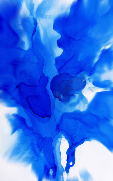 Absztrakt kék háttér, tapéta. Akril festékek keverése. Modern művészet. Márvány textúra. Alkohol tinta színek áttetsző - Fotó, kép