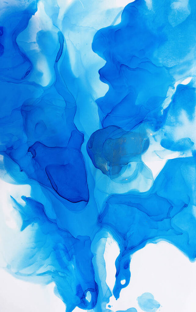 Абстрактный синий фон, обои. Смешивание акриловых красок. Современное искусство. Мраморная фактура. Алкогольные краски прозрачные - Фото, изображение