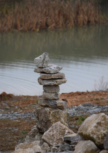 ασυνήθιστα μεγάλες πέτρες διαλογισμού στη λίμνη Quarry - Φωτογραφία, εικόνα