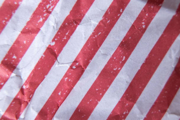czerwony i biały papier w paski zgnieciony jako tło dla projektu - Zdjęcie, obraz