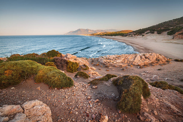 波のある満潮の間、パタラビーチで地中海の朝の景色。背景に高い魅惑的な山。トルコの隠された自然の驚異 - 写真・画像