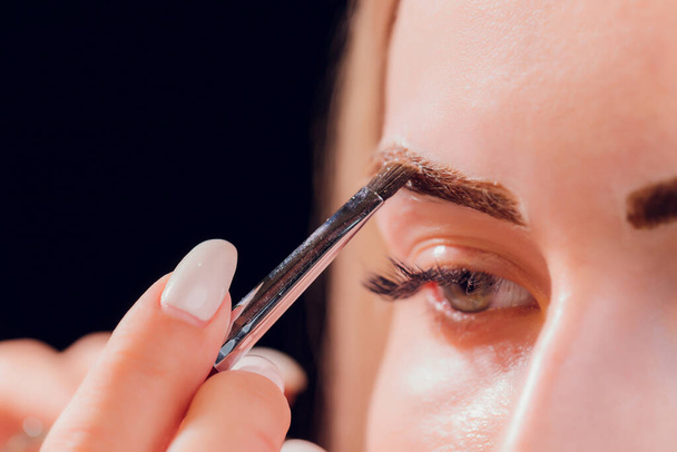 Eyebrows tinting treatment with natural henna dye. - Fotoğraf, Görsel