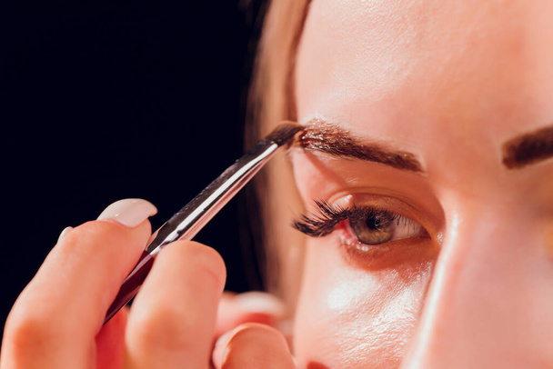 Augenbrauen mit natürlichem Henna-Farbstoff färben. - Foto, Bild
