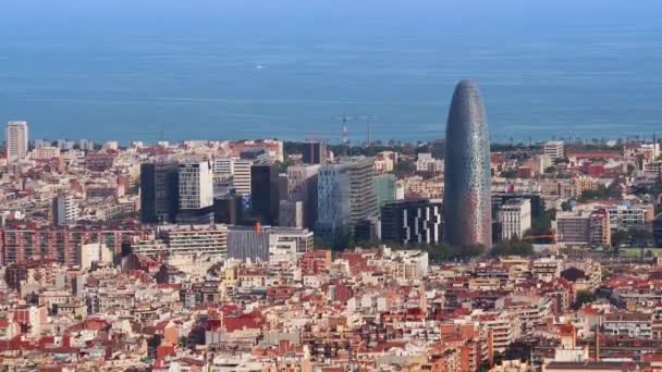 Timelapse landschap met de stad in de buurt van de zee en bewolkte lucht. Prachtig uitzicht op de stad bij de zee. Panoramisch uitzicht op de omgeving van de stad. Barcelona, Spanje. - Video