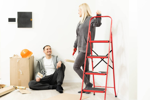 Pareja redecorando su casa, pareja hace reparaciones en el apartamento - Foto, imagen