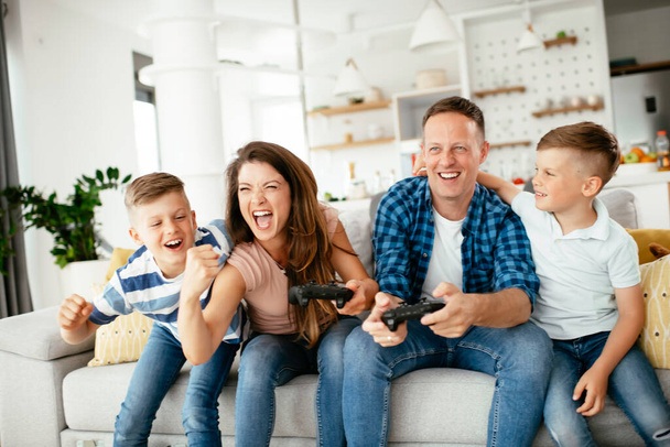  Mutlu çift evde çocuklarla video oyunu oynuyor.. - Fotoğraf, Görsel