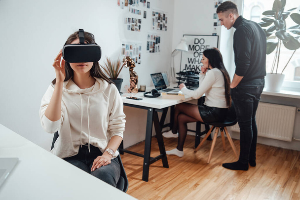 Femme homme d'affaires porte casque de réalité virtuelle dans le bureau - Photo, image
