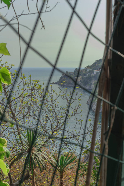 Különleges kilátás nyílik az Amalfi-tenger partjára a Vietri sul Mare közelében lévő útról. - Fotó, kép