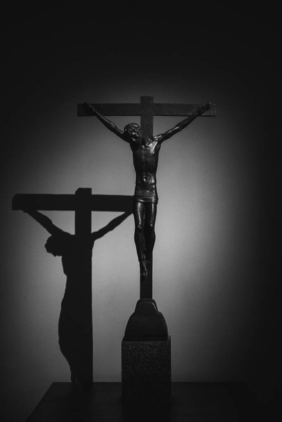 zwart-wit kruis tegen licht - Foto, afbeelding