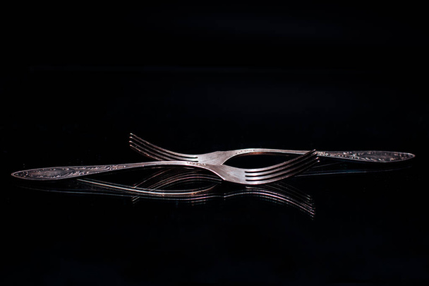 Tenedores de mesa sobre fondo negro - Foto, Imagen