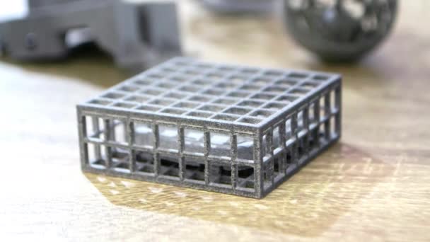 Objeto impreso en la impresora 3D de polvo de poliamida en primer plano - Metraje, vídeo