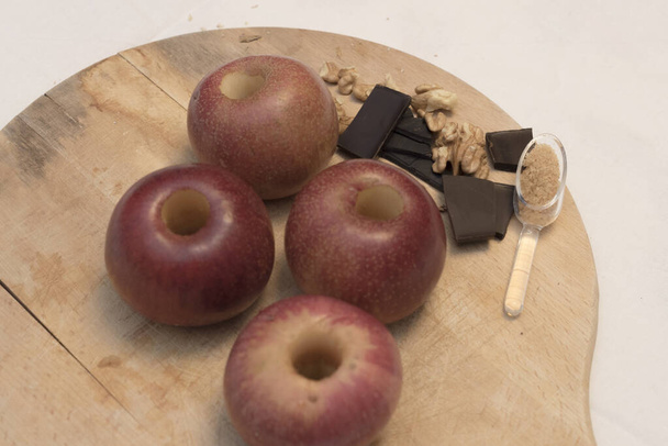 Neljä italialaista omenaa, suklaata, saksanpähkinää ja kanelia. Resepti valmistella makea. Koko valmistelu. - Valokuva, kuva