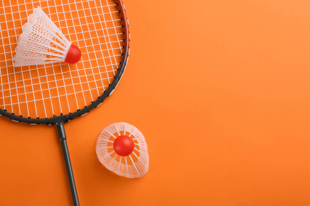 Badminton racket and shuttlecocks on orange background, flat lay. Space for text - Zdjęcie, obraz
