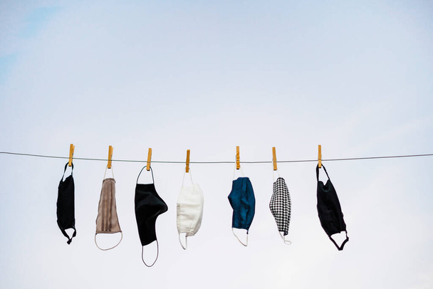Maschere protettive lavabili che si asciugano sulla corda - Foto, immagini
