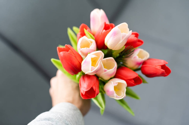 新鮮なチューリップの花の大きな美しい花の花束を保持。チューリップ花束. - 写真・画像