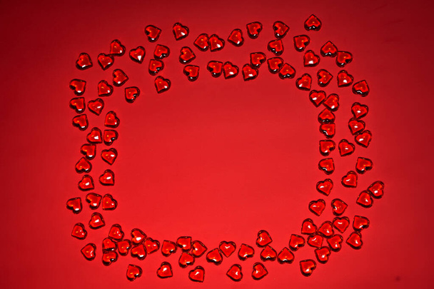 Sevgililer günü kalp geçmişi. Bir sürü renkli kalp - sevgililer günü arkaplanı. Kırmızı arka planda şekillendirilmiş güzel dekoratif kalp, Sevgililer Günü konsepti - Fotoğraf, Görsel