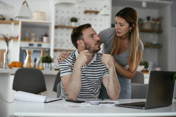 Férj és feleség számlákat készítenek elő a fizetésre. Pénzügyi gondokkal küzdő fiatal pár - Fotó, kép
