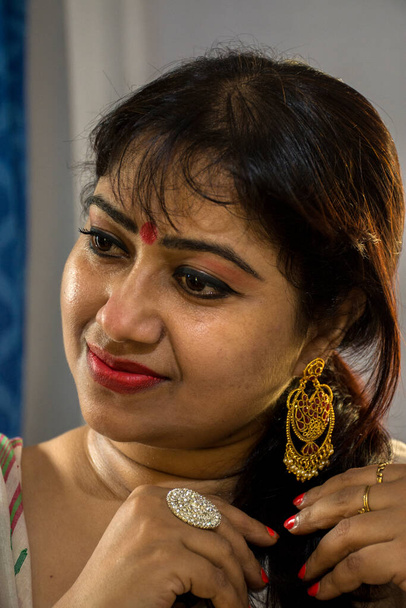 Όμορφη ινδική θηλυκό μοντέλο αναζητούν κατ 'ευθείαν ευτυχώς με ελαφρά χαμογελαστό πρόσωπο με αντίγραφο χώρο για κείμενο. Χαρούμενη διάθεση - Φωτογραφία, εικόνα