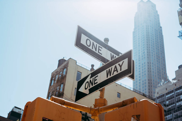 ニューヨーク・ストリートの交通標識 - 写真・画像