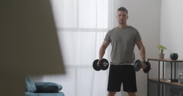 bodybuilder εκπαίδευση στο σπίτι, ανύψωση αλτήρες, την κατάρτιση των μυών των χεριών και του άνω μέρους του σώματος, powerlifting και γυμναστήριο - Πλάνα, βίντεο
