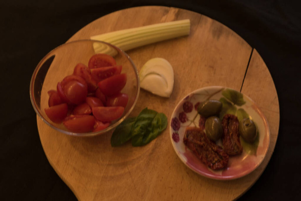 Інгредієнти для салату з макаронами, вишневими помідорами та іншими сирими овочами
 - Фото, зображення
