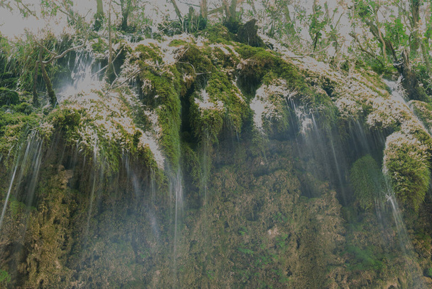 滝の高速ショット。狩りのセレンキアオアシス-イタリア,カンパニア州のW.F.park - - 写真・画像