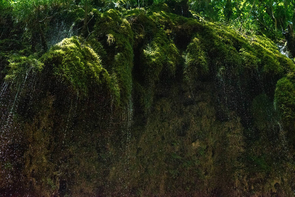 Colpi ad alta velocità della cascata. Oasi di Senerchia della Caccia - W.W.F.park in Campania - - Foto, immagini