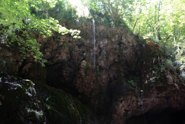 Высокоскоростные снимки водопада. Senerchia Oasis of the Hunt - W.W.F.park in Campania, Italy - - Фото, изображение