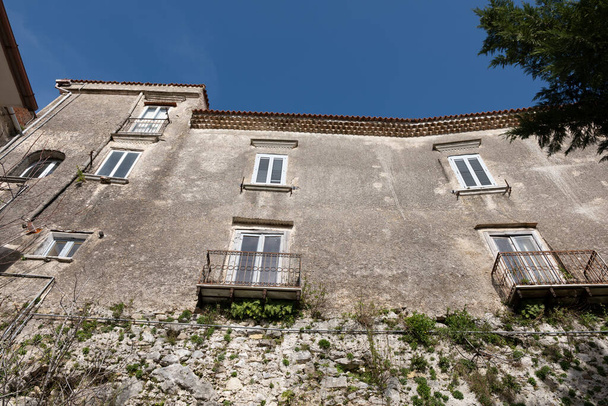 Contursi Terme, μια μικρή πόλη στην επαρχία του Σαλέρνο. Θέα στα σοκάκια, τα παλιά κτίρια, τις πλατείες και τις πόρτες. Σκάλες που διαπλέκονται κάτω από το αρχαίο φρούριο. - Φωτογραφία, εικόνα