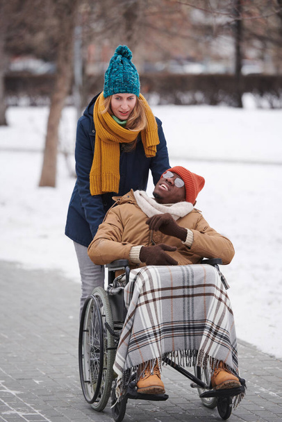 Behinderter Mann geht ins Freie - Foto, Bild
