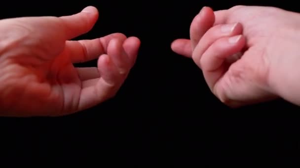 Dwie drżące ręce proszą o pomoc na czarnym tle. Strach, Mercy. 4K. Zbliżenie - Materiał filmowy, wideo