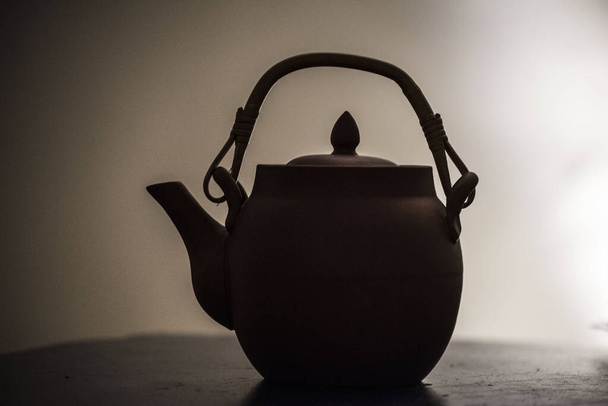 theepot voor thee drinken, warme drank gemaakt van uitgeharde of verse bladeren - Foto, afbeelding