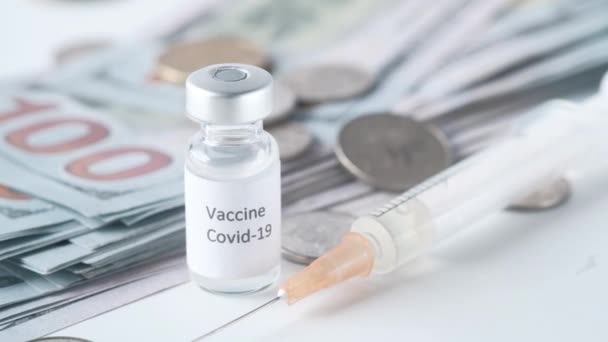 Sağlık sigortası konsepti ile dolar, aşı ve haplar  - Video, Çekim