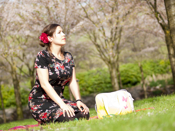 春のピクニックの間に、太陽を楽しむ美しい少女 - 写真・画像