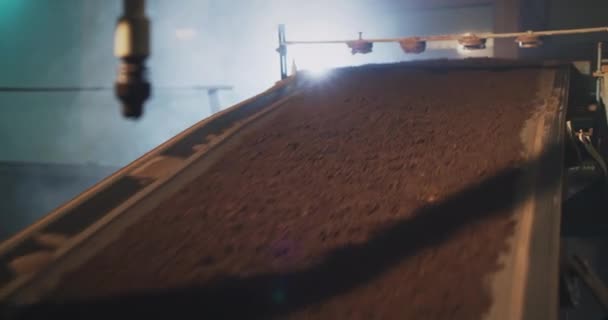 Transportband met vuil in verlichte werkplaats - Video