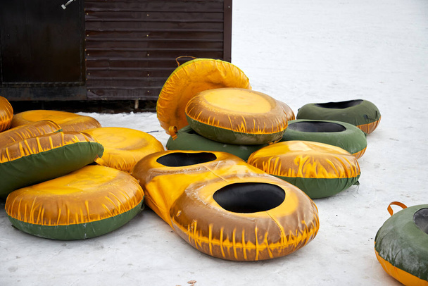 gumové sněhové hadice pro lyžování se zimním tobogánem - Fotografie, Obrázek