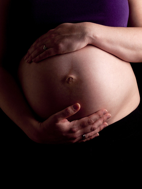 36 weken zwanger jonge vrouw houden haar naakte buik - Foto, afbeelding
