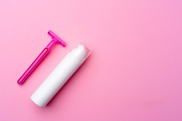 Shaving gel and disposable shaver on pink background top view - Foto, imagen