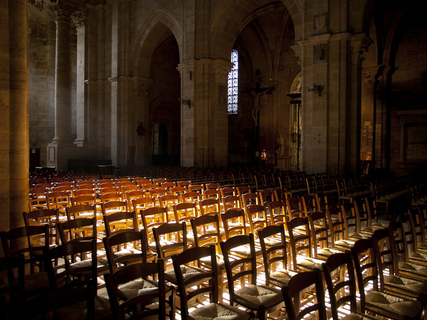 süt a nap belsejében egy üres egyház Franciaországban - Fotó, kép