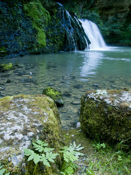 La cascada de la fuente de Lison en Doubs, Francia
 - Foto, Imagen