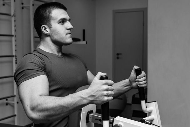 Homem treinando no ginásio
 - Foto, Imagem