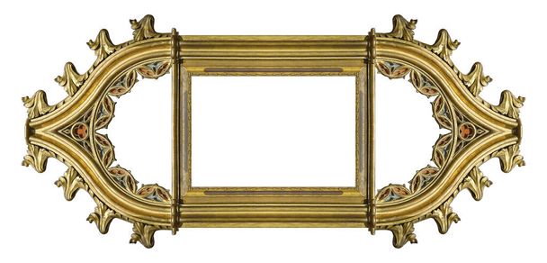 Золотая готическая рамка для картин, зеркал или фотографий, изолированных на белом фоне. Элемент дизайна с траекторией обрезки - Фото, изображение
