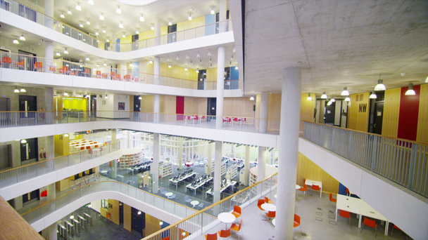 Universitätsgebäude mit zentralem Atrium - Filmmaterial, Video