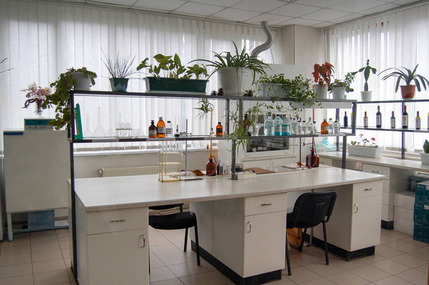 Interno di un moderno laboratorio. Attrezzature e mobili nella sala di ricerca. - Foto, immagini