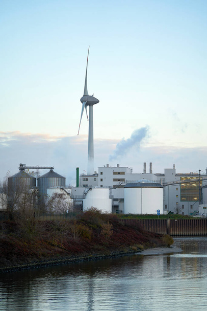 Porto nel nord della città di Magdeburgo in Germania. Sullo sfondo una turbina eolica.                                - Foto, immagini