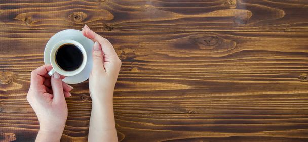 Tassen mit Kaffee in den Händen von Männern und Frauen. - Foto, Bild