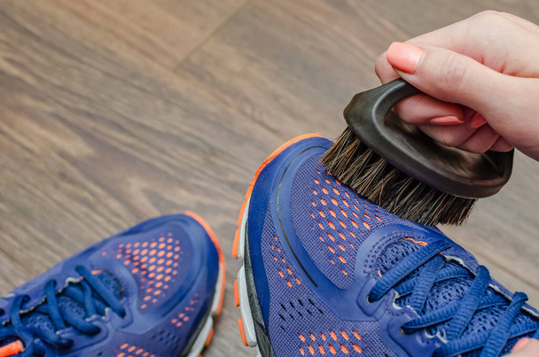 Чистка обуви, мытье грязных кроссовок дома, чистка обуви - Фото, изображение