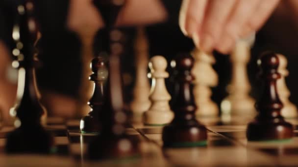 Pieza de ajedrez caballero golpea peón - Imágenes, Vídeo