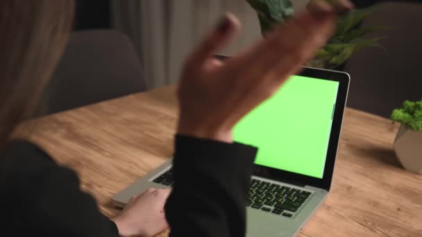 Крупный план. Кавказская деловая женщина имеет видео-звонок чата на ноутбуке с зеленым экраном хромаки в офисе. Женщина проводит видеоконференцию онлайн на удаленном рабочем месте в домашнем офисе. Бизнесвумен - Кадры, видео